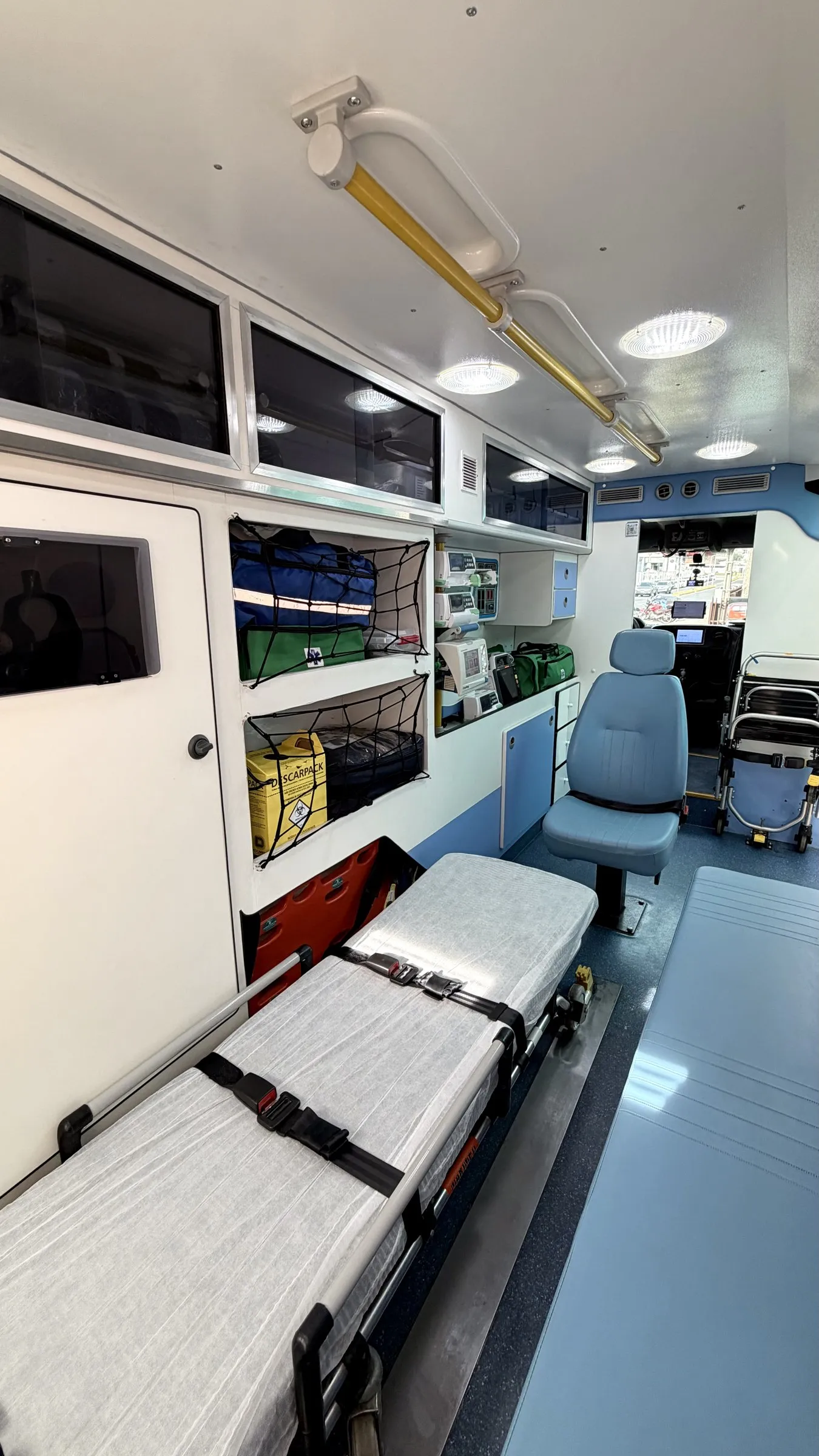 Interior da ambulância Tipo B com maca e equipamentos