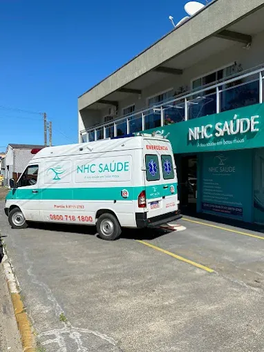 Ambulância Tipo B da NHC Saúde em frente à unidade