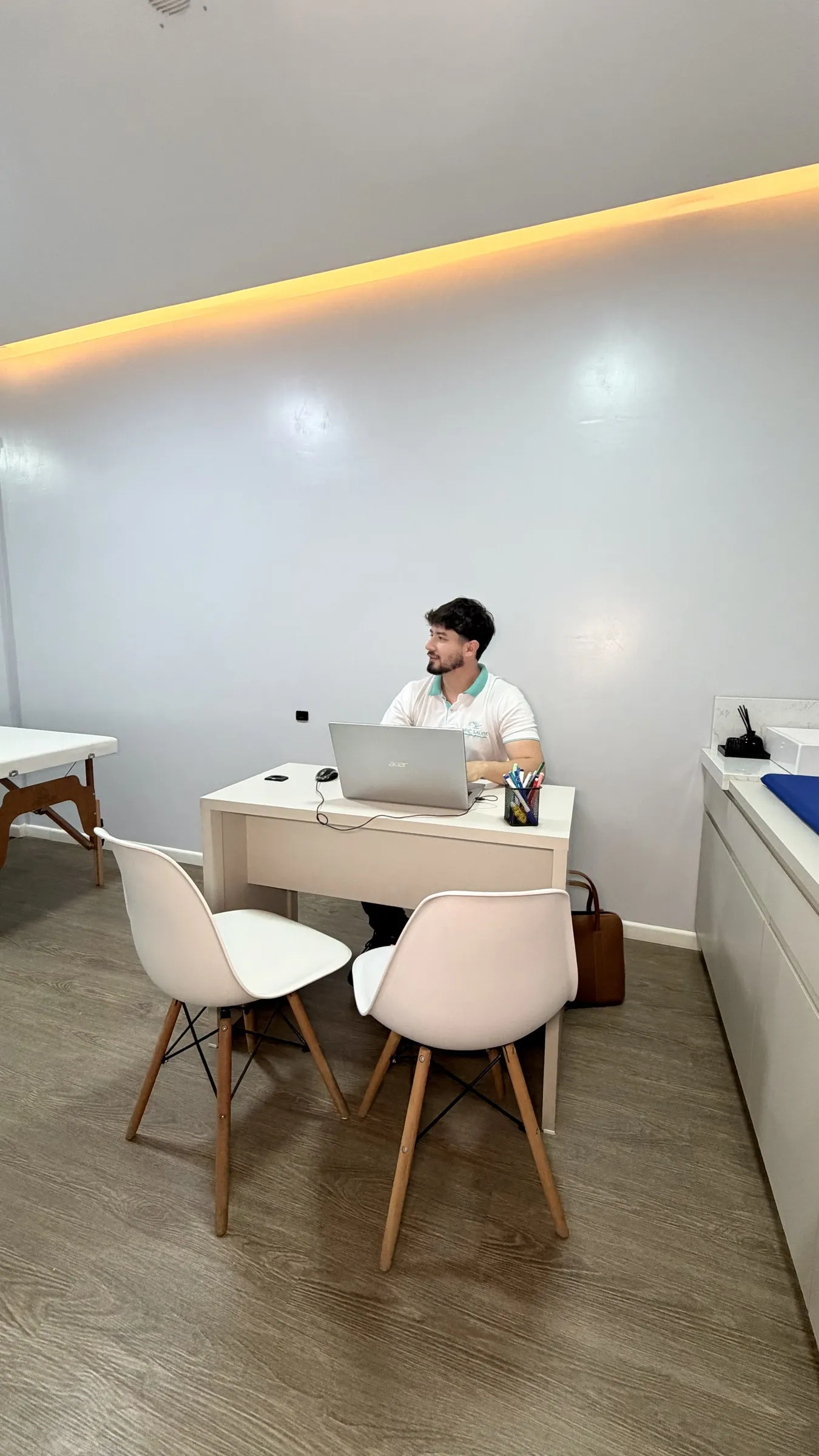 Profissional de saúde registrando avaliação clínica na sala de atendimento